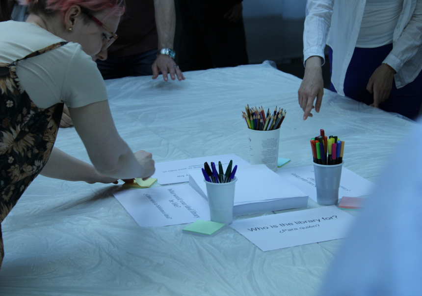 Personas participando en un proyecto ACTIVA CULTURA, premiado por la UV.
